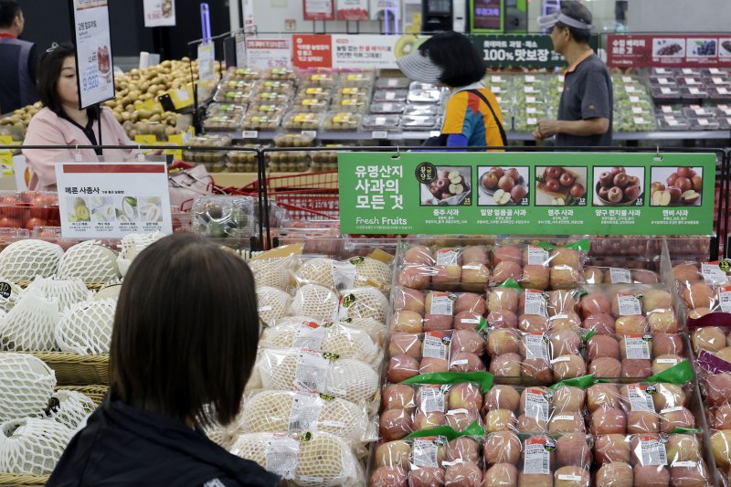 [서울=뉴시스] 최동준 기자 = 서울 시내 대형마트 내 과일 매대 모습. 2025.06.04. photocdj@newsis.com