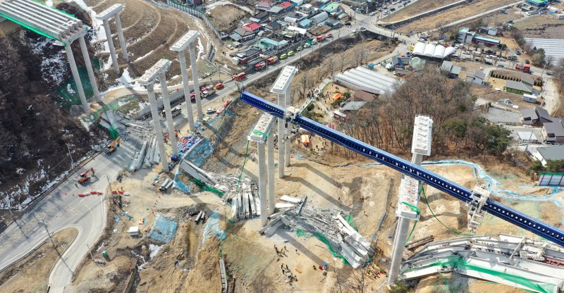 25일 오후 경기도 안성시 서운면 서울-세종고속도로 다리 건설현장에서 교량이 붕괴된 모습이 보이고 있다. 이날 소방서에 따르면 공사 현장에서는 빔 설치를 위한 장비를 이동하다 철제 구조물이 무너지며 교각 위 설치된 가로 콘크리트 지지대가 땅 아래로 떨어졌다. 2025.2.25/뉴스1 ⓒ News1 이승배 기자
