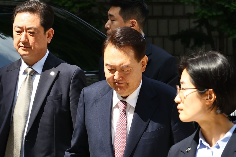 경찰, '체포 방해' 尹 전 대통령 12일 출석요구...직권남용 교사 혐의 추가