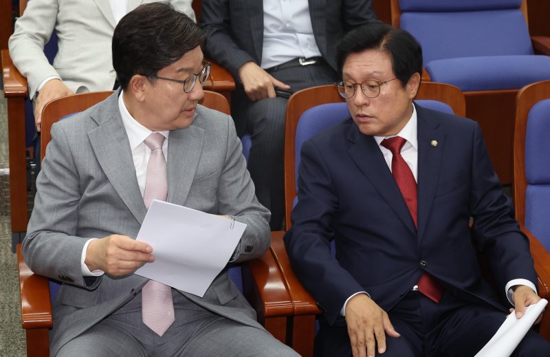 [서울=뉴시스] 조성봉 기자= 권성동 국민의힘 원내대표가 5일 오전 서울 여의도 국회에서 열린 의원총회에서 박형수(오른쪽) 원내수석부대표와 대화하고 있다. 2025.06.05. suncho21@newsis.com