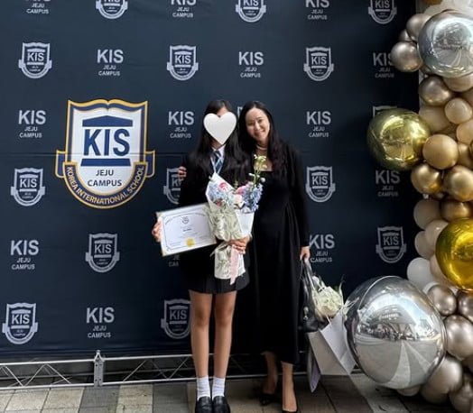 '이혼' 박지윤·최동석, 딸 국제학교 졸업 감격 "또 한번 웃는거죠"