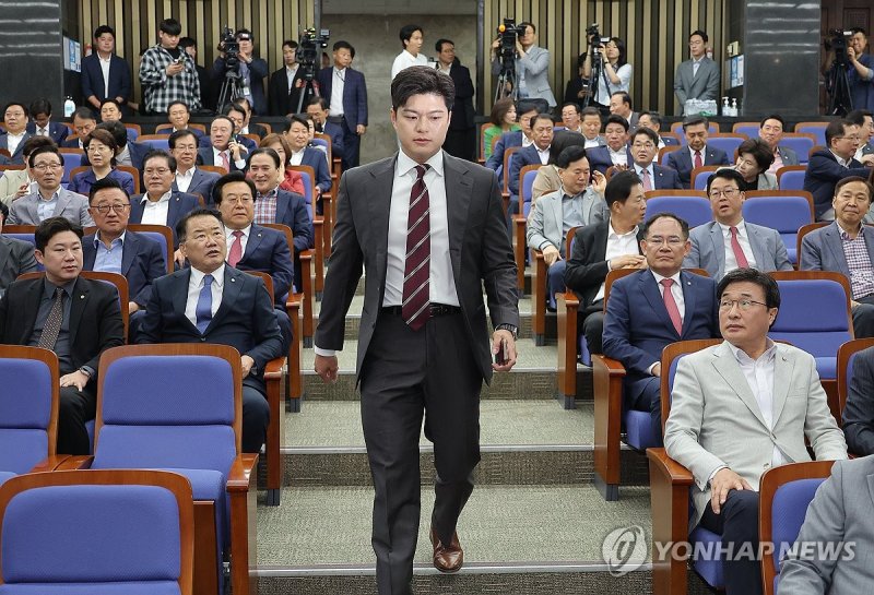 의원총회 참석하는 김용태 비상대책위원장 (출처=연합뉴스)