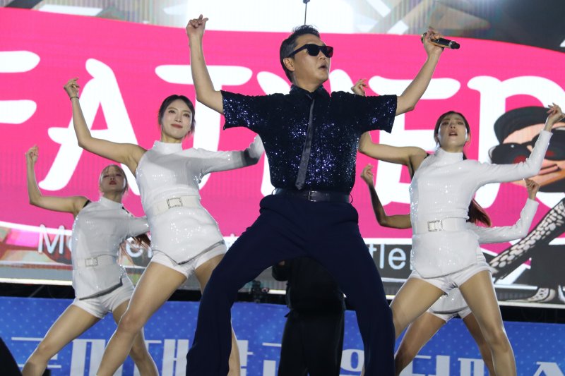 싸이, 첫 걸그룹 '베이비 돈 크라이' 론칭…'아이들' 전소연 프로듀싱