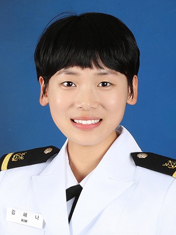 10일 잠실구장에서 시타자로 나서는 김해나 소위 (출처=연합뉴스)
