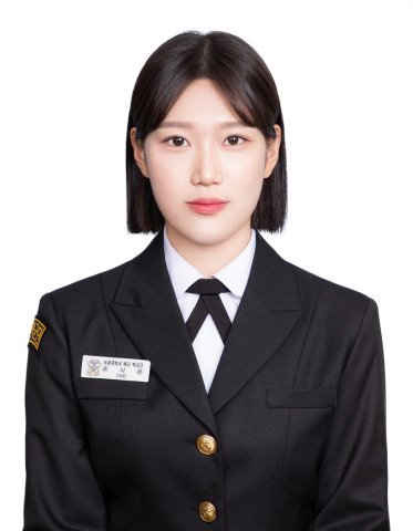 10일 잠실구장에서 시구하는 조시은 소위 (출처=연합뉴스)