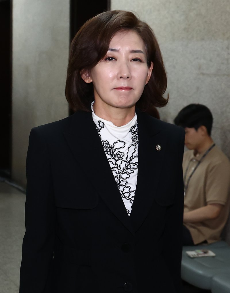 나경원 국민의힘 의원이 지난 9일 서울 여의도 국회에서 열린 4선 이상 중진 의원 회동에 참석하기 위해 이동하고 있다. 사진=007카지노1