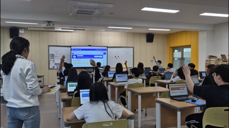 [광주=뉴시스] 지난 달 무선 와이파이 장비 설치가 완료된 광주 양산중학교에서 1학년 학생들이 바카라 전략교과서 실습 수업에 참여하고 있다. 본 기사와 직접 관련 없음. (사진 제공 = 광주교육청). 2025.05.29. photo@newsis.com *재판매 및 DB 금지