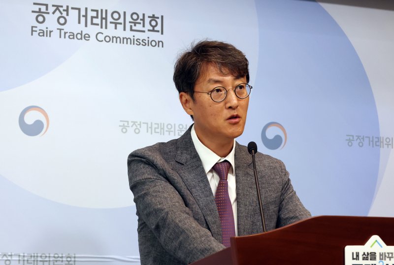 [세종=뉴시스] 강종민 기자 = 최장관 공정거래위원회 기업집단감시국장이 9일 세종시 정부세종청사에서 중흥건설이 2세 소유의 중흥토건과 중흥토건의 6개 계열회사가 시행하고 중흥토건이 단독 시공하는 주택건설 및 일반산업단지 개발사업에서 각 시행사의 PF·유동화 대출에 무상 신용보강을 제공하는 행위에 대해 시정명령과 과징금을 부과하고, 중흥건설을 고발한다고 밝히고 있다. 2025.06.09. ppkjm@newsis.com