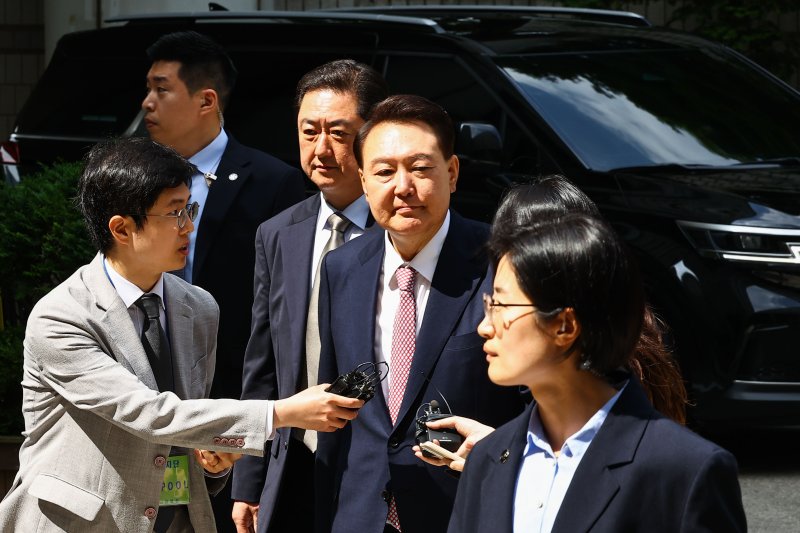 [서울=뉴시스] 사진공동취재단 = 윤석열 전 대통령이 9일 서울 서초구 서울중앙지방법원에서 열린 내란 우두머리 혐의·직권남용 권리행사 방해 혐의 사건 6차 공판에 출석하고 있다. 2025.06.09. photo@newsis.com