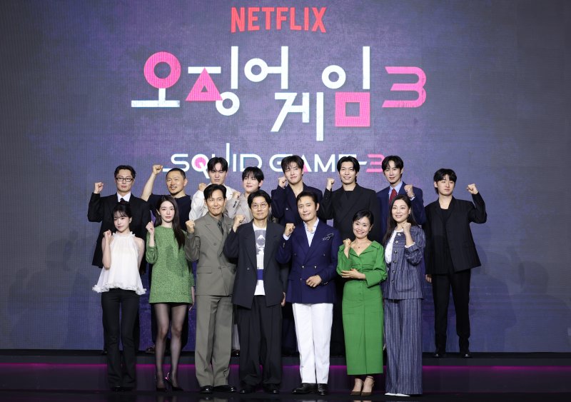 9일 서울 용산구 서울드래곤시티에서 열린 넷플릭스 시리즈 '오징어 게임' 시즌3 제작발표회에서 드라마 주역들이 포즈를 취하고 있다. '오징어 게임' 시즌3은 자신만의 목적을 품고 다시 참가한 게임에서 가장 친한 친구를 잃고 만 ‘기훈’과, 정체를 숨긴 채 게임에 숨어들었던 프론트맨, 그리고 그 잔인한 게임 속에서 살아남은 참가자들의 마지막 운명을 그린 이야기다. 2025.6.9/뉴스1 ⓒ News1 권현진 기자