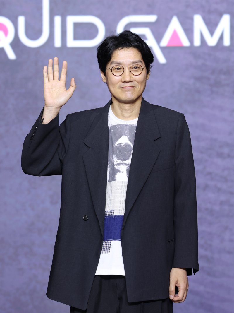 황동혁 감독이 9일 서울 용산구 서울드래곤시티에서 열린 넷플릭스 시리즈 '오징어 게임' 시즌3 제작발표회에서 포즈를 취하고 있다. '오징어 게임' 시즌3은 자신만의 목적을 품고 다시 참가한 게임에서 가장 친한 친구를 잃고 만 ‘기훈’과, 정체를 숨긴 채 게임에 숨어들었던 프론트맨, 그리고 그 잔인한 게임 속에서 살아남은 참가자들의 마지막 운명을 그린 이야기다. 2025.6.9/뉴스1 ⓒ News1 권현진 기자