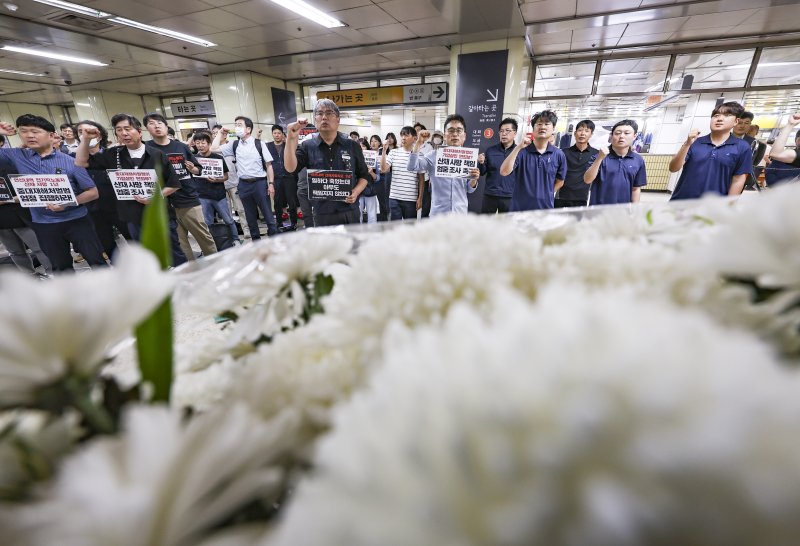 [서울=뉴시스] 김근수 기자 = 서울교통공사 노조원들이 9일 서울 은평구 지하철 연신내역에서 열린 연신내역 전기직 노동자 산재 사망 1주기 추모행사에서 구호를 외치고 있다. 2025.06.09. ks@newsis.com