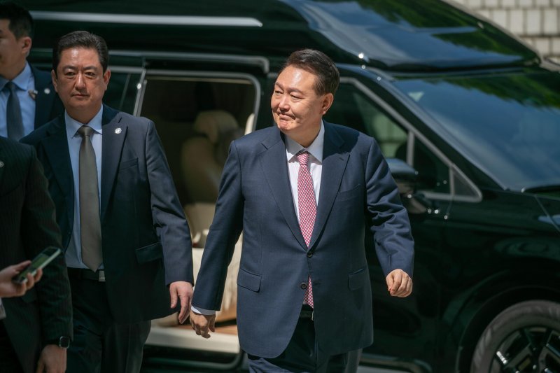 [서울=뉴시스] 사진공동취재단 = 윤석열 전 대통령이 9일 서울 서초구 서울중앙지방법원에서 열린 내란 우두머리 혐의·직권남용 권리행사 방해 혐의 사건 6차 공판에 출석하고 있다. 2025.06.09. photo@newsis.com