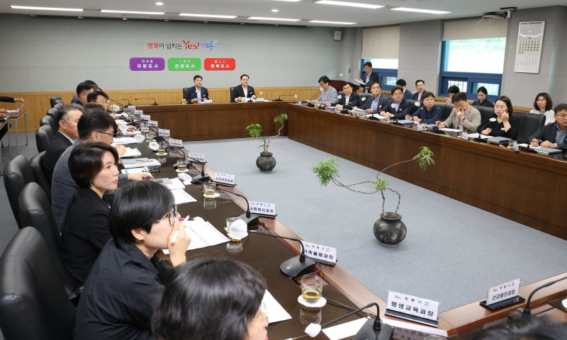 계룡시가 9일 확대간부회의를 개최, 제21대 대통령선거 이후 변화될 국정 운영 방향에 대한 선제적 대비와 함께 바카라사이트 온카판 완성을 위한 구체적 방안을 논의했다.(계룡시 제공.재판매 및 DB금지)/바카라사이트 온카판1
