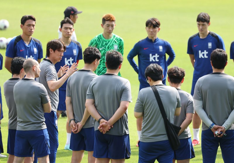 [파주=뉴시스] 황준선 기자 = 대한민국 축구 국가대표팀 홍명보 감독이 8일 오후 경기 파주시 국가대표트레이닝센터(NFC)에서 훈련을 지도하고 있다.대한민국 축구 국가대표팀은 오는 10일 서울월드컵경기장에서 쿠웨이트와 2026 국제축구연맹(FIFA) 북중미 월드컵 아시아 지역 3차 예선 B조 최종 10차전을 치른다. 2025.06.08. hwang@newsis.com