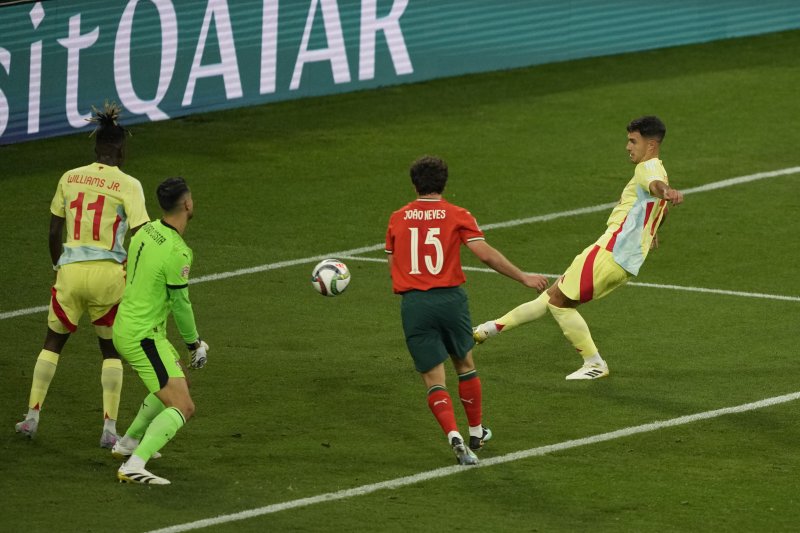 [뮌헨=AP/뉴시스] 8일(현지 시간) 독일 뮌헨의 알리안츠 아레나에서 열린 2024-25 유럽축구연맹(UEFA) 네이션스리그(UNL) 포르투갈 대 스페인 결승전에서 선수들이 볼다툼을 하고 있다. 포르투갈은 연장까지 2-2 무승부를 기록해 승부차기 끝에 5-3으로 승리해 6년 만에 정상에 올랐다. 크리스티아누 호날두는 후반 16분 동점 골을 넣어 A매치 138호 골을 기록했다. 2025.06.09.