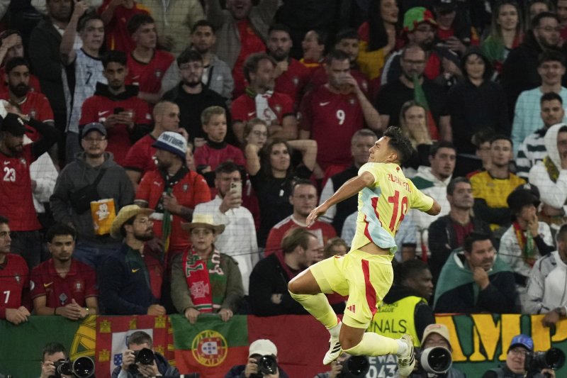 [뮌헨=AP/뉴시스] 스페인 마르코 수비멘디가 8일(현지 시간) 독일 뮌헨의 알리안츠 아레나에서 열린 2024-25 유럽축구연맹(UEFA) 네이션스리그(UNL) 포르투갈과의 결승전에서 선제골을 넣은 뒤 기뻐하고 있다. 포르투갈은 연장까지 2-2 무승부를 기록해 승부차기 끝에 5-3으로 승리해 6년 만에 정상에 올랐다. 크리스티아누 호날두는 후반 16분 동점 골을 넣어 A매치 138호 골을 기록했다. 2025.06.09.