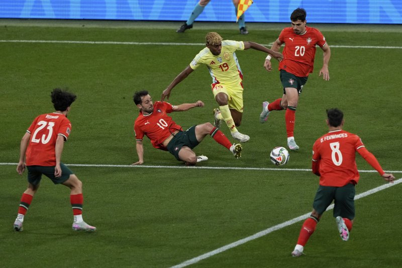 [뮌헨=AP/뉴시스] 8일(현지 시간) 독일 뮌헨의 알리안츠 아레나에서 열린 2024-25 유럽축구연맹(UEFA) 네이션스리그(UNL) 포르투갈 대 스페인 결승전에서 선수들이 볼다툼을 하고 있다. 포르투갈은 연장까지 2-2 무승부를 기록해 승부차기 끝에 5-3으로 승리해 6년 만에 정상에 올랐다. 크리스티아누 호날두는 후반 16분 동점 골을 넣어 A매치 138호 골을 기록했다. 2025.06.09.