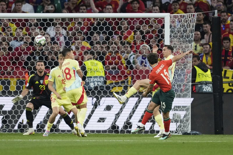 [뮌헨=AP/뉴시스] 포르투갈 주앙 네베스가 8일(현지 시간) 독일 뮌헨의 알리안츠 아레나에서 열린 2024-25 유럽축구연맹(UEFA) 네이션스리그(UNL) 스페인과의 결승전에서 슛을 시도하고 있다. 포르투갈은 연장까지 2-2 무승부를 기록해 승부차기 끝에 5-3으로 승리해 6년 만에 정상에 올랐다. 크리스티아누 호날두는 후반 16분 동점 골을 넣어 A매치 138호 골을 기록했다. 2025.06.09.