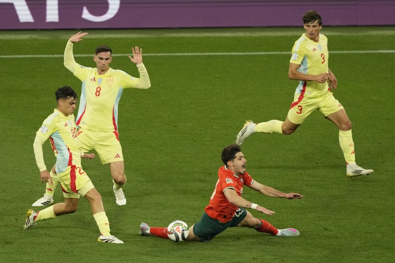 [뮌헨=AP/뉴시스] 8일(현지 시간) 독일 뮌헨의 알리안츠 아레나에서 열린 2024-25 유럽축구연맹(UEFA) 네이션스리그(UNL) 포르투갈 대 스페인 결승전에서 선수들이 볼다툼을 하고 있다. 포르투갈은 연장까지 2-2 무승부를 기록해 승부차기 끝에 5-3으로 승리해 6년 만에 정상에 올랐다. 크리스티아누 호날두는 후반 16분 동점 골을 넣어 A매치 138호 골을 기록했다. 2025.06.09.