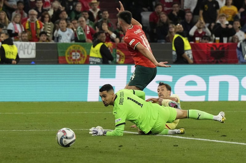 [뮌헨=AP/뉴시스] 스페인의 미켈 오야르사발(오른쪽)이 8일(현지 시간) 독일 뮌헨의 알리안츠 아레나에서 열린 2024-25 유럽축구연맹(UEFA) 네이션스리그(UNL) 포르투갈과의 결승전에서 팀의 두번째 골을 넣고 있다. 포르투갈은 연장까지 2-2 무승부를 기록해 승부차기 끝에 5-3으로 승리해 6년 만에 정상에 올랐다. 크리스티아누 호날두는 후반 16분 동점 골을 넣어 A매치 138호 골을 기록했다. 2025.06.09.