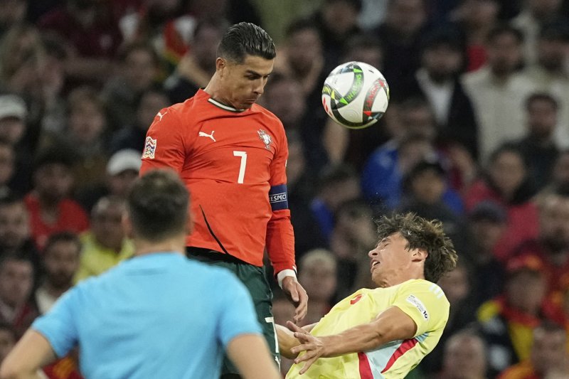 [뮌헨=AP/뉴시스] 포르투갈 크리스티아누 호날두가 8일(현지 시간) 독일 뮌헨의 알리안츠 아레나에서 열린 2024-25 유럽축구연맹(UEFA) 네이션스리그(UNL) 스페인과의 결승전에서 헤딩 경합을 하고 있다. 포르투갈은 연장까지 2-2 무승부를 기록해 승부차기 끝에 5-3으로 승리해 6년 만에 정상에 올랐다. 크리스티아누 호날두는 후반 16분 동점 골을 넣어 A매치 138호 골을 기록했다. 2025.06.09.