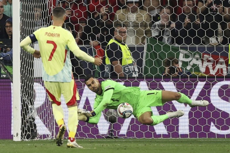 [뮌헨=AP/뉴시스] 포르투갈 골키퍼 디오고 코스타가 8일(현지 시간) 독일 뮌헨의 알리안츠 아레나에서 열린 2024-25 유럽축구연맹(UEFA) 네이션스리그(UNL) 스페인과의 결승전 승부차기에서 선방하고 있다. 포르투갈은 연장까지 2-2 무승부를 기록해 승부차기 끝에 5-3으로 승리해 6년 만에 정상에 올랐다. 크리스티아누 호날두는 후반 16분 동점 골을 넣어 A매치 138호 골을 기록했다. 2025.06.09.