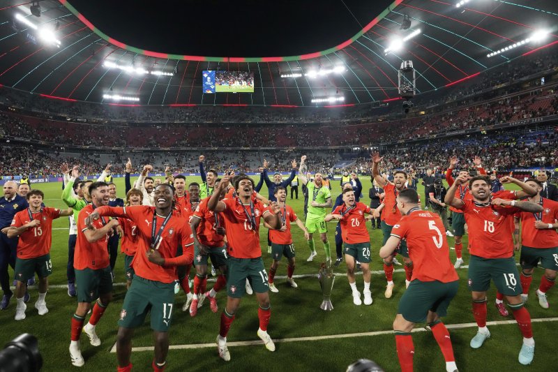 [뮌헨=AP/뉴시스] 포르투갈 선수들이 8일(현지 시간) 독일 뮌헨의 알리안츠 아레나에서 열린 2024-25 유럽축구연맹(UEFA) 네이션스리그(UNL) 스페인과의 결승전에서 승리해 우승한 후 트로피를 들고 환호하고 있다. 포르투갈은 연장까지 2-2 무승부를 기록해 승부차기 끝에 5-3으로 승리해 6년 만에 정상에 올랐다. 크리스티아누 호날두는 후반 16분 동점 골을 넣어 A매치 138호 골을 기록했다. 2025.06.09.