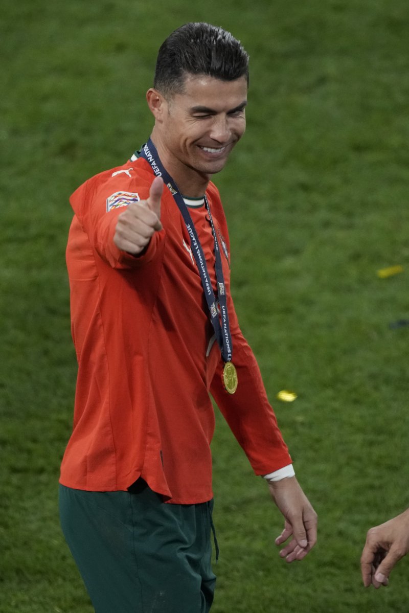 [뮌헨=AP/뉴시스] 포르투갈의 크리스티아누 호날두가 8일(현지 시간) 독일 뮌헨의 알리안츠 아레나에서 열린 2024-25 유럽축구연맹(UEFA) 네이션스리그(UNL) 스페인과의 결승전에서 승리해 우승한 후 세리머니하고 있다. 포르투갈은 연장까지 2-2 무승부를 기록해 승부차기 끝에 5-3으로 승리해 6년 만에 정상에 올랐다. 호날두는 후반 16분 동점 골을 넣어 A매치 138호 골을 기록했다. 2025.06.09.