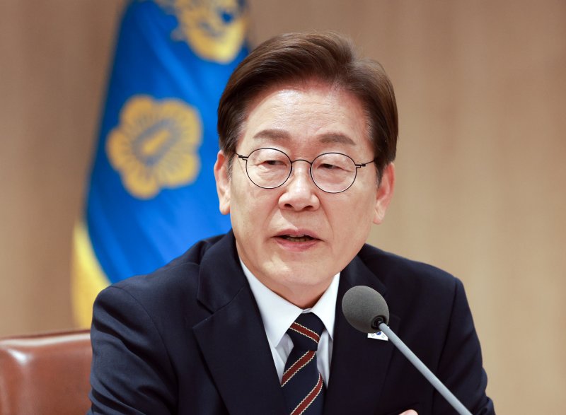 [서울=뉴시스] 고범준 기자 = 이재명 토토 바카라 사이트이 9일 서울 용산구 토토 바카라 사이트실 청사에서 열린 2차 비상경제점검 태스크포스(TF)회의에서 발언하고 있다. 2025.06.09. bjko@newsis.com