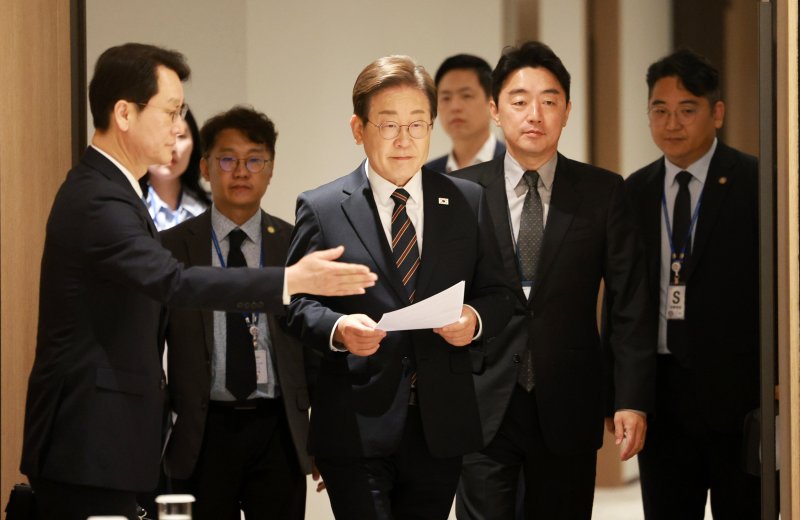 [서울=뉴시스] 고범준 기자 = 이재명 토토 바카라 사이트이 9일 서울 용산구 토토 바카라 사이트실 청사에서 열린 2차 비상경제점검 태스크포스(TF)회의에 입장하고 있다. 2025.06.09. bjko@newsis.com