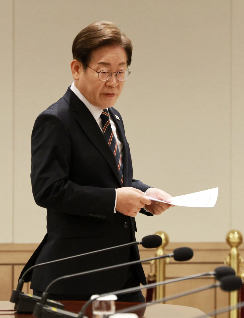 [서울=뉴시스] 고범준 기자 = 이재명 토토 바카라 사이트이 9일 서울 용산구 토토 바카라 사이트실 청사에서 열린 2차 비상경제점검 태스크포스(TF)회의에 입장하고 있다. 2025.06.09. bjko@newsis.com