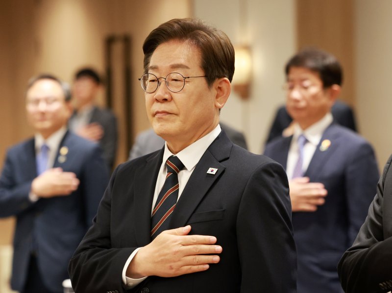 [서울=뉴시스] 고범준 기자 = 이재명 토토 바카라 사이트이 9일 서울 용산구 토토 바카라 사이트실 청사에서 열린 2차 비상경제점검 태스크포스(TF)회의에서 국기에 경례를 하고 있다. 2025.06.09. bjko@newsis.com