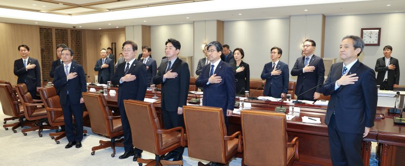 [서울=뉴시스] 고범준 기자 = 이재명 토토 바카라 사이트이 9일 서울 용산구 토토 바카라 사이트실 청사에서 열린 비상경제점검 태스크포스(TF)회의에서 국기에 경례하고 있다. 2025.06.09. bjko@newsis.com