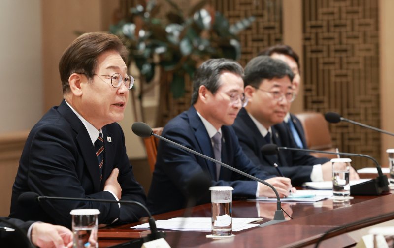 [서울=뉴시스] 고범준 기자 = 이재명 토토 바카라 사이트이 9일 서울 용산구 토토 바카라 사이트실 청사에서 열린 2차 비상경제점검 태스크포스(TF)회의를 주재하고 있다. 2025.06.09. bjko@newsis.com
