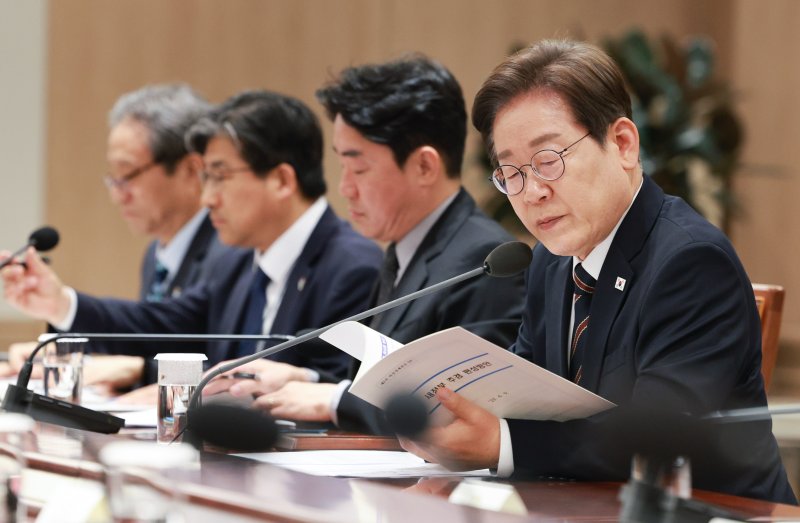 [서울=뉴시스] 고범준 기자 = 이재명 토토 바카라 사이트이 9일 서울 용산구 토토 바카라 사이트실 청사에서 열린 2차 비상경제점검 태스크포스(TF)회의를 주재하며 자료를 살펴보고 있다. 2025.06.09. bjko@newsis.com