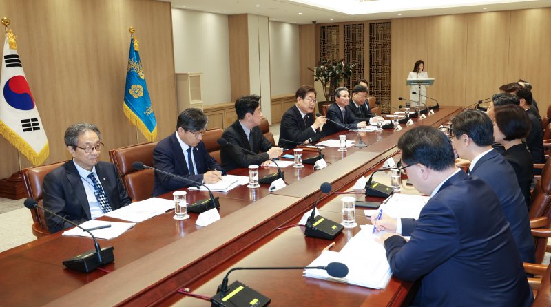 [서울=뉴시스] 고범준 기자 = 이재명 토토 바카라 사이트이 9일 서울 용산구 토토 바카라 사이트실 청사에서 열린 2차 비상경제점검 태스크포스(TF)회의를 주재하고 있다. 2025.06.09. bjko@newsis.com