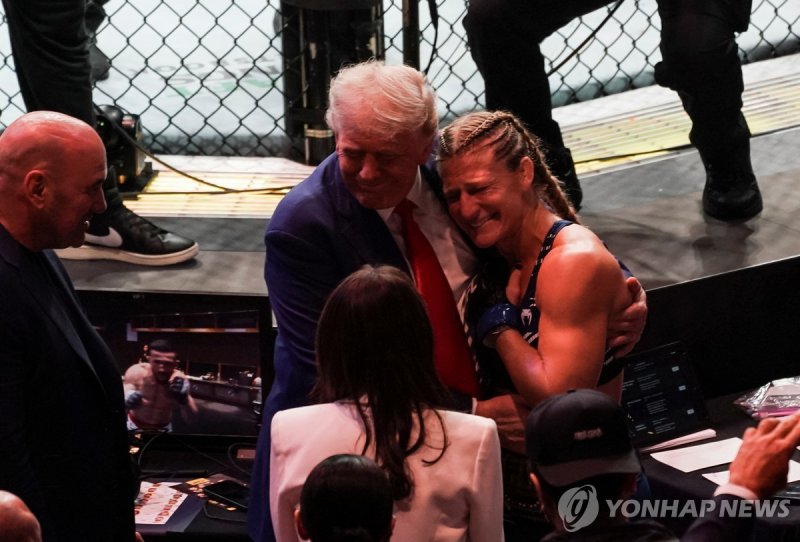 트럼프 미국 대통령에게 안겨 있는 UFC 챔피언 해리슨 (출처=연합뉴스)