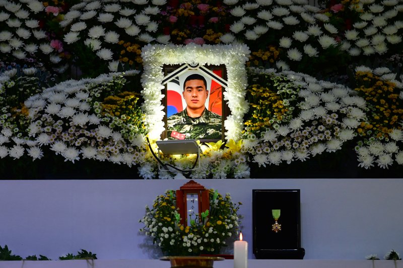 2023년 7월21일 해병대 1사단 김대식관에 마련된 고 채수근 상병의 빈소 영정 앞에 정부가 추서한 보국훈장 광복장이 놓여있다.2023.7.21/뉴스1 ⓒ News1 최창호 기자