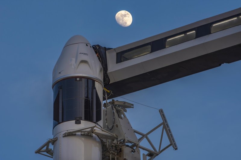 팰컨9에 장착돼 있는 크루 드래건 (출처=연합뉴스)