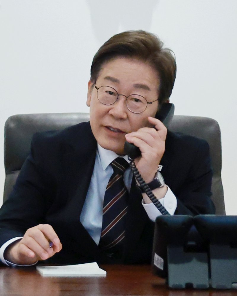 이재명 바카라 가상 머니 사이트이 9일 서울 용산구 바카라 가상 머니 사이트실 청사 집무실에서 이시바 시게루 일본 총리와 전화 통화를 위해 수화기를 들고 있다. 뉴시스