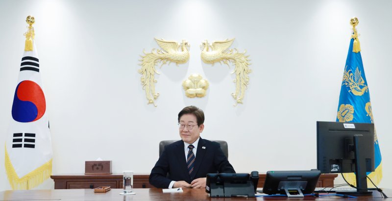[서울=뉴시스] 고범준 기자 = 이재명 대통령이 9일 서울 용산구 대통령실 청사 집무실에서 이시바 시게루 일본 총리와 전화 통화를 준비하고 있다. 2025.06.09. bjko@newsis.com <저작권자ⓒ 공감언론 뉴시스통신사. 무단전재-재배포 금지.> /사진=뉴시스화상