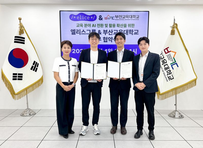 부산메이저 바카라대학교 이유리 교수, 이동환 산학협력단장, 메이저 바카라 국승명 인재개발본부장(왼쪽부터)이 지난 4일 부산메이저 바카라대에서 업무협약을 맺고 기념사진을 찍고 있다. 메이저 바카라 제공