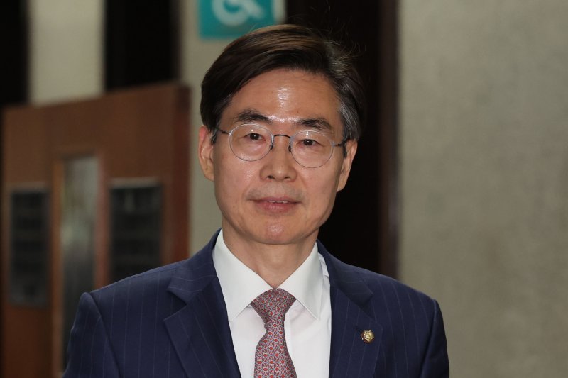 [서울=뉴시스] 권창회 기자 = 조경태 국민의힘 의원이 9일 오전 서울 여의도 국회 원내대표실에서 4선 의원 이상 회의에 참석하고 있다. 2025.06.09. kch0523@newsis.com