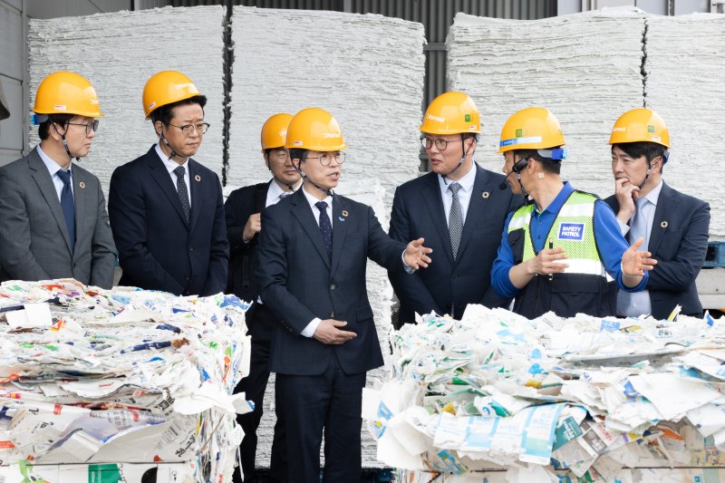김완섭 환경부장관이 대전시 대덕구 소재 한솔제지 대전공장에서서 '온라인 플랫폼 활용 종이팩 회수 시범사업 업무협약'을 체결하고 종이팩이 재생펄프로 재활용되는 공정을 살펴보고 있다. (환경부 제공. 재판매 및 DB 금지) 2025.5.15/뉴스1