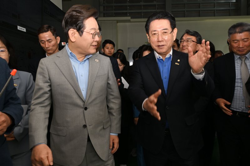 [나주=바카라 에볼루션] 이영주 기자 = 이재명 더불어민주당 대선 경선 후보가 25일 오전 전남 나주시 전남농업기술원에서 열린 '미래농업 전초기지 호남' 농업과학기술 진흥 간담회에 참여해 김영록 전남도지사와 이야기하고 있다. 2025.04.25. leeyj2578@newsis.com