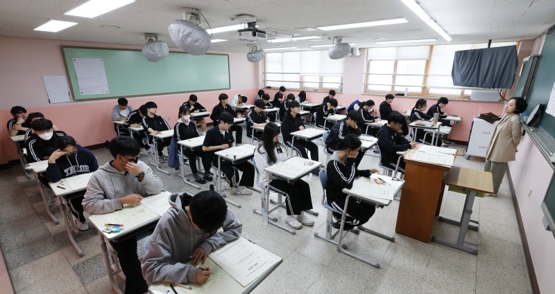 8일 오전 경기 화성시 동탄고등학교에서 3학년 학생들이 2025년 5월 전국연합학력평가를 치르고 있다. (사진은 기사 내용과 무관함) / 뉴스1 ⓒ News1 김영운 기자