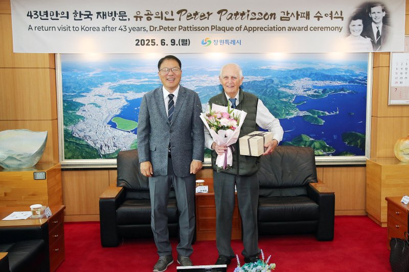 장금용 창원시장 권한대행(왼쪽)이 피터 인기있는바카라사이트 인기있는바카라사이트에게 감사패를 전달한 뒤 기념촬영을 하고 있다.(창원시 제공. 재판매 및 DB금지)
