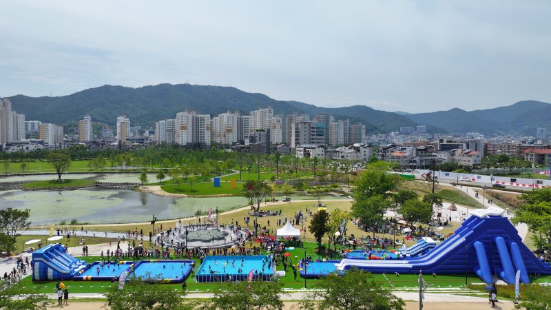 지난해 순천 오천그린광장에 마련된 '초대형 워터아일랜드' 전경.(순천시 제공. 재판매 및 DB 금지)