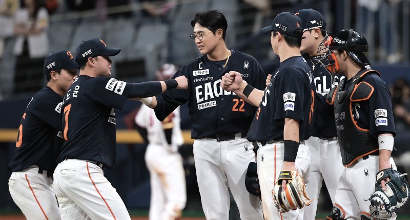 [서울=뉴시스] 정병혁 기자 = 9일 서울 구로구 고척스카이돔에서 열린 2025 KBO리그 메이저 바카라 이글스 대 키움 히어로즈의 경기, 7-5로 승리한 메이저 바카라 선수들이 기뻐하고 있다. 2025.05.09. jhope@newsis.com